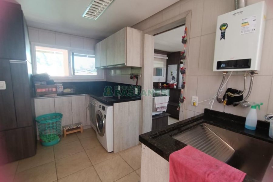 Casa com 332m², 4 dormitórios, 8 vagas, no bairro Desvio Rizzo em Caxias do Sul para Comprar