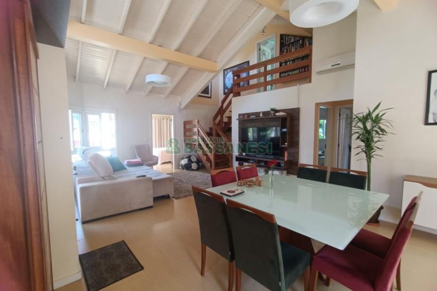 Casa com 332m², 4 dormitórios, 8 vagas, no bairro Desvio Rizzo em Caxias do Sul para Comprar