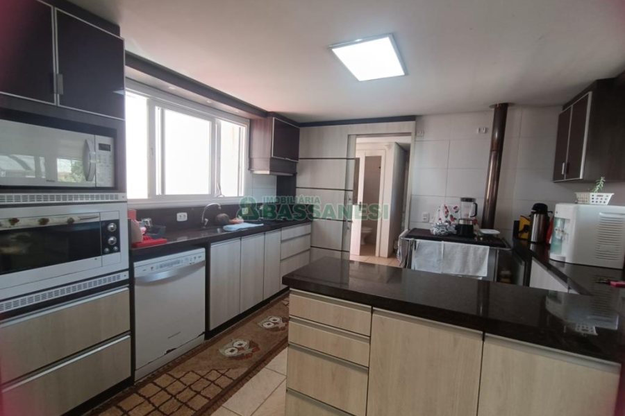 Casa com 332m², 4 dormitórios, 8 vagas, no bairro Desvio Rizzo em Caxias do Sul para Comprar