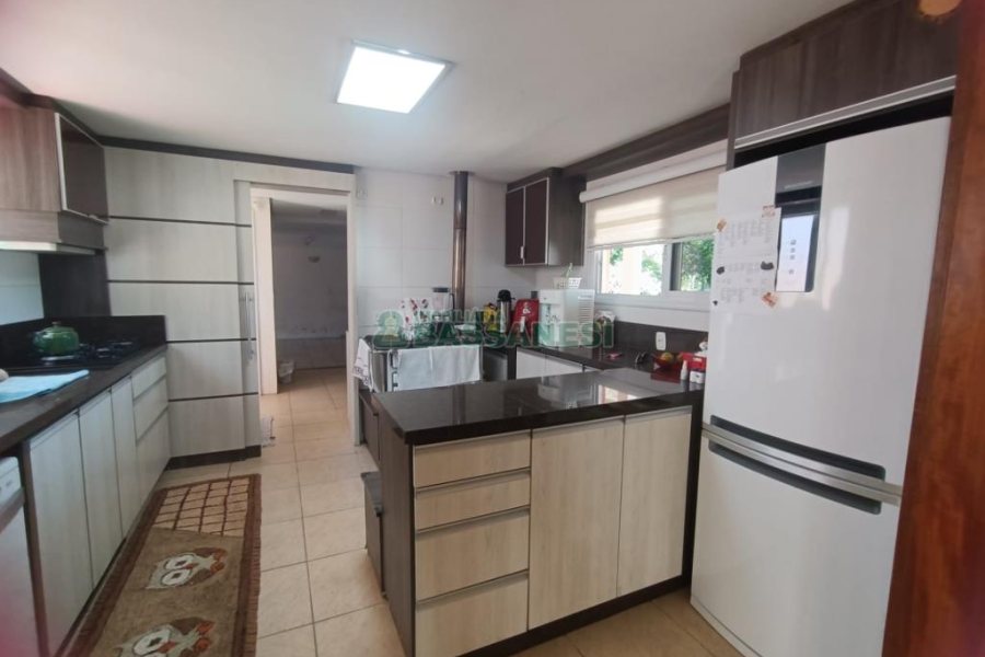 Casa com 332m², 4 dormitórios, 8 vagas, no bairro Desvio Rizzo em Caxias do Sul para Comprar