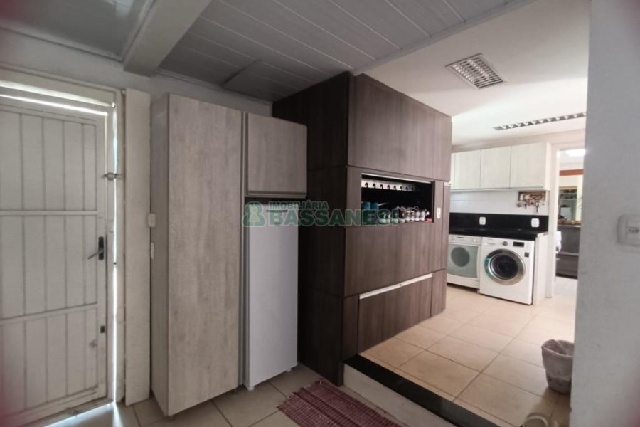 Casa com 332m², 4 dormitórios, 8 vagas, no bairro Desvio Rizzo em Caxias do Sul para Comprar