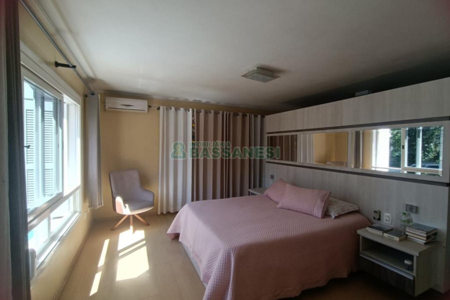 Casa com 332m², 4 dormitórios, 8 vagas, no bairro Desvio Rizzo em Caxias do Sul para Comprar