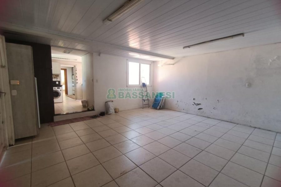 Casa com 332m², 4 dormitórios, 8 vagas, no bairro Desvio Rizzo em Caxias do Sul para Comprar