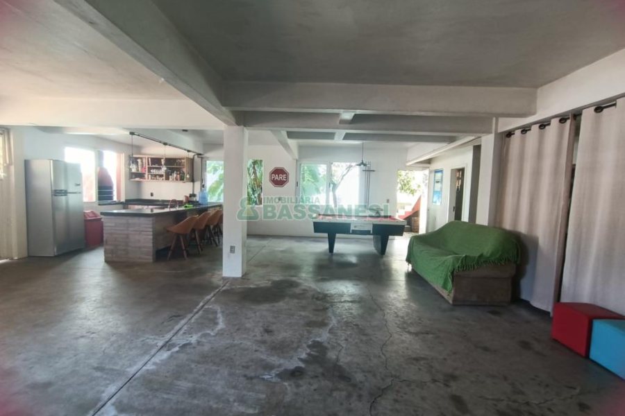 Casa com 332m², 4 dormitórios, 8 vagas, no bairro Desvio Rizzo em Caxias do Sul para Comprar