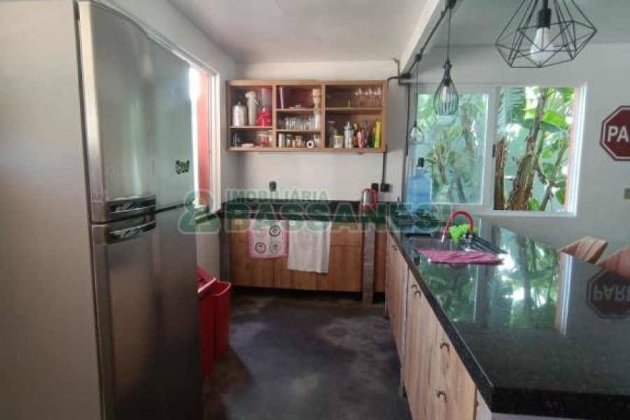 Casa com 332m², 4 dormitórios, 8 vagas, no bairro Desvio Rizzo em Caxias do Sul para Comprar