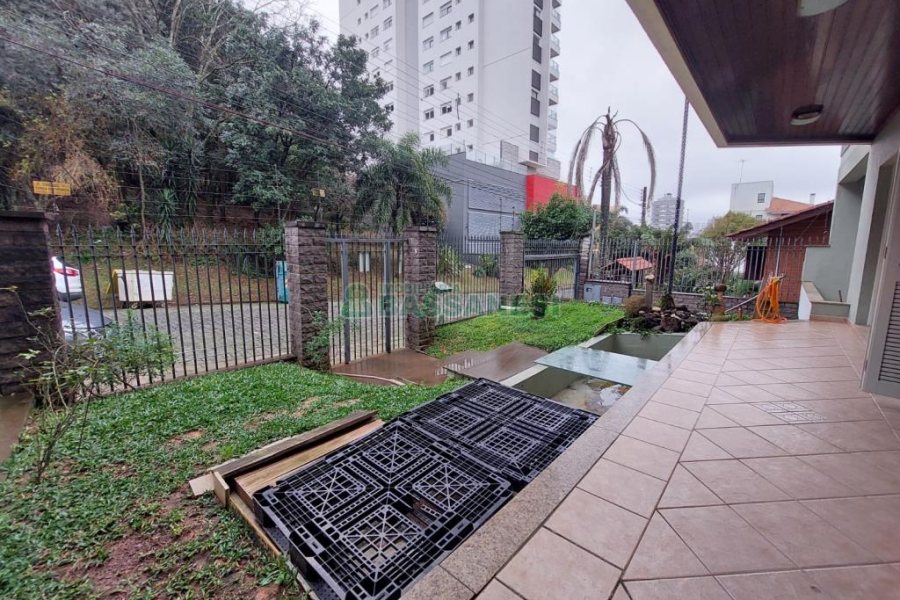 Casa com 477m², 4 dormitórios, 5 vagas, no bairro Madureira em Caxias do Sul para Comprar