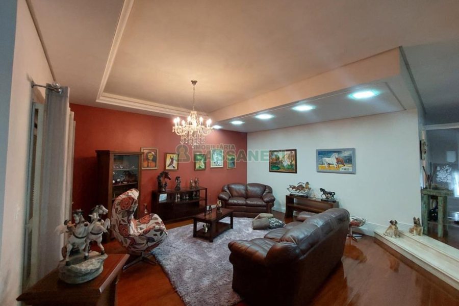 Casa com 477m², 4 dormitórios, 5 vagas, no bairro Madureira em Caxias do Sul para Comprar