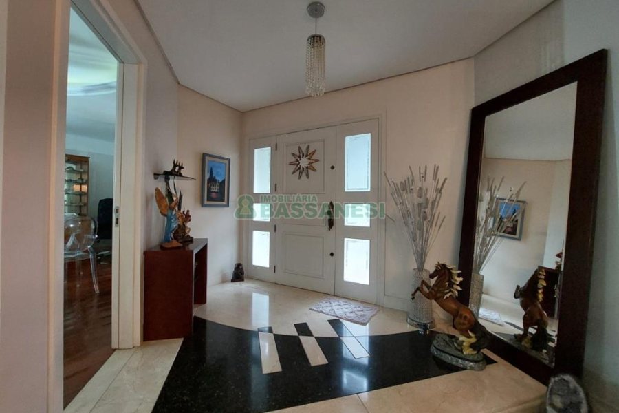 Casa com 477m², 4 dormitórios, 5 vagas, no bairro Madureira em Caxias do Sul para Comprar