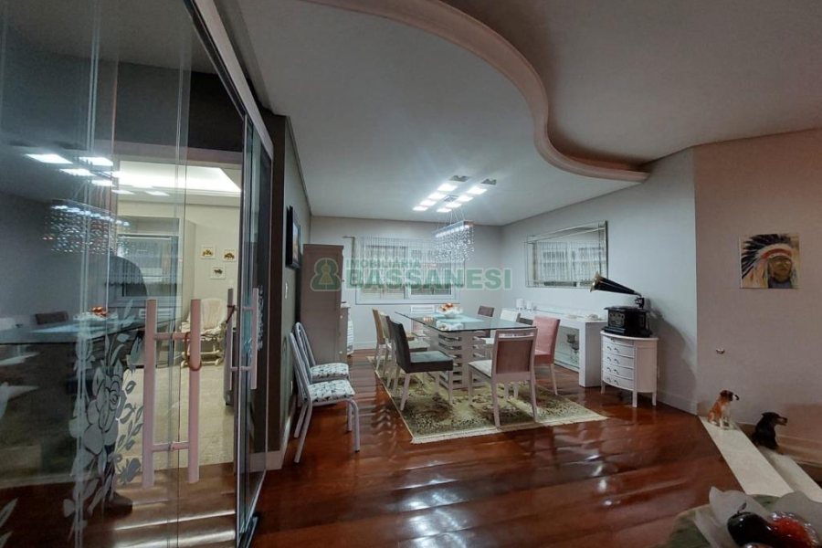 Casa com 477m², 4 dormitórios, 5 vagas, no bairro Madureira em Caxias do Sul para Comprar