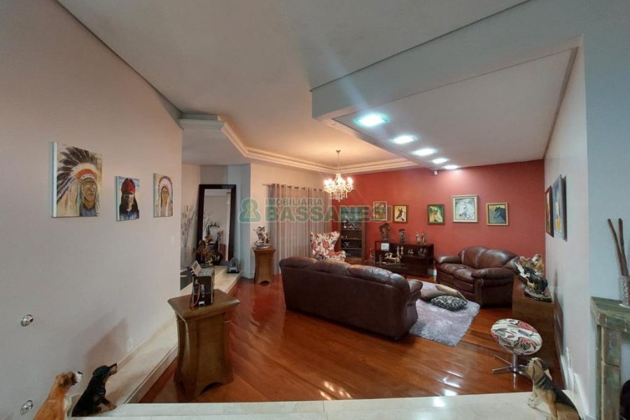 Casa com 477m², 4 dormitórios, 5 vagas, no bairro Madureira em Caxias do Sul para Comprar