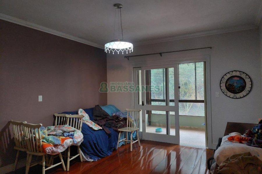 Casa com 477m², 4 dormitórios, 5 vagas, no bairro Madureira em Caxias do Sul para Comprar