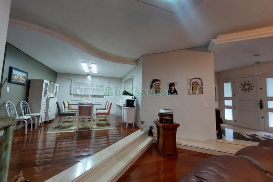 Casa com 477m², 4 dormitórios, 5 vagas, no bairro Madureira em Caxias do Sul para Comprar