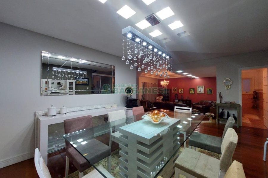 Casa com 477m², 4 dormitórios, 5 vagas, no bairro Madureira em Caxias do Sul para Comprar