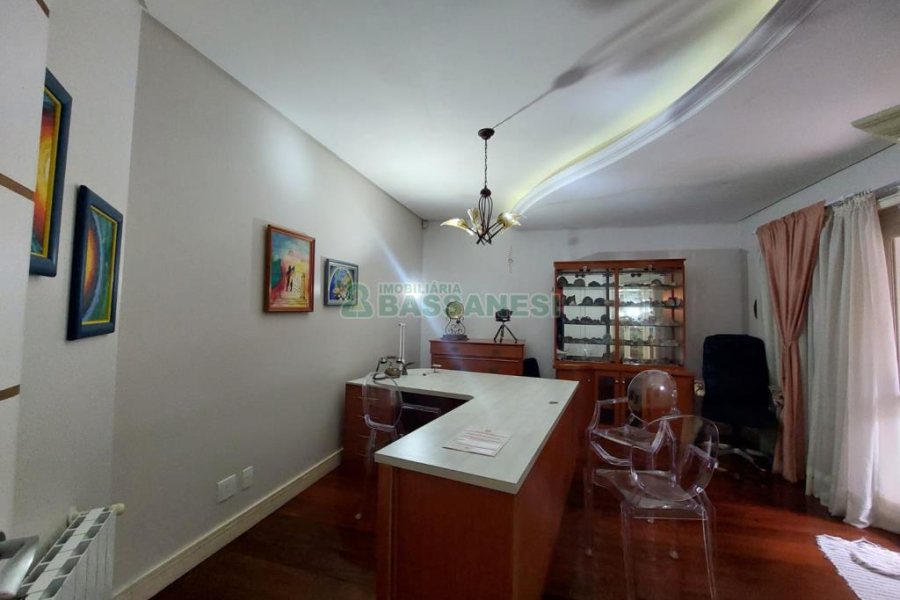 Casa com 477m², 4 dormitórios, 5 vagas, no bairro Madureira em Caxias do Sul para Comprar