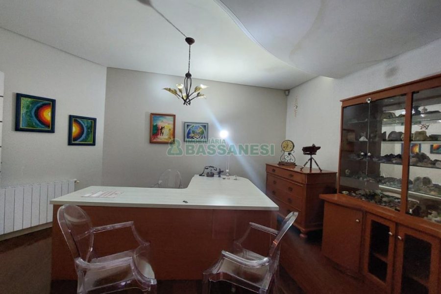 Casa com 477m², 4 dormitórios, 5 vagas, no bairro Madureira em Caxias do Sul para Comprar