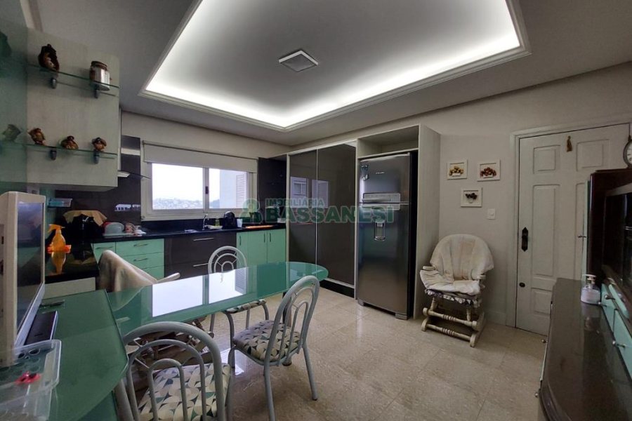 Casa com 477m², 4 dormitórios, 5 vagas, no bairro Madureira em Caxias do Sul para Comprar