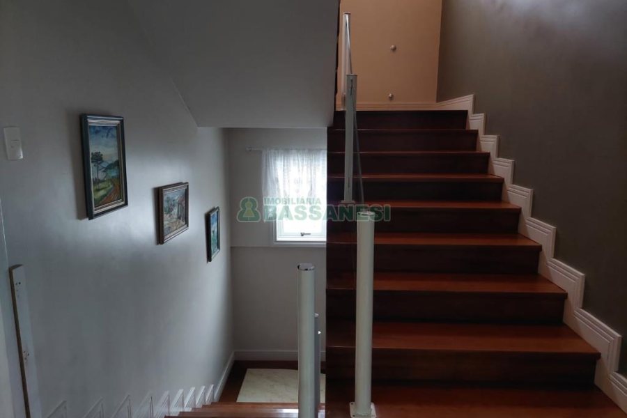 Casa com 477m², 4 dormitórios, 5 vagas, no bairro Madureira em Caxias do Sul para Comprar