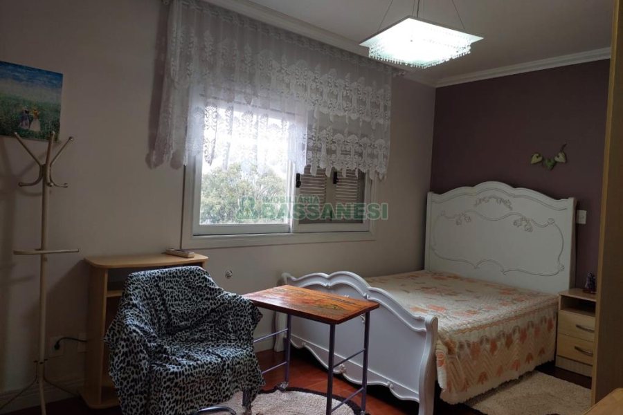 Casa com 477m², 4 dormitórios, 5 vagas, no bairro Madureira em Caxias do Sul para Comprar