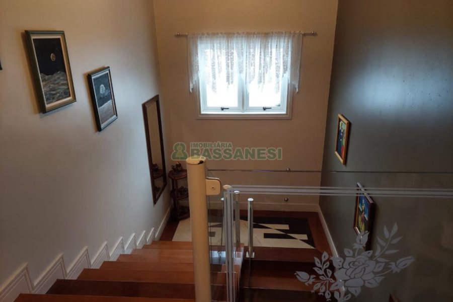 Casa com 477m², 4 dormitórios, 5 vagas, no bairro Madureira em Caxias do Sul para Comprar