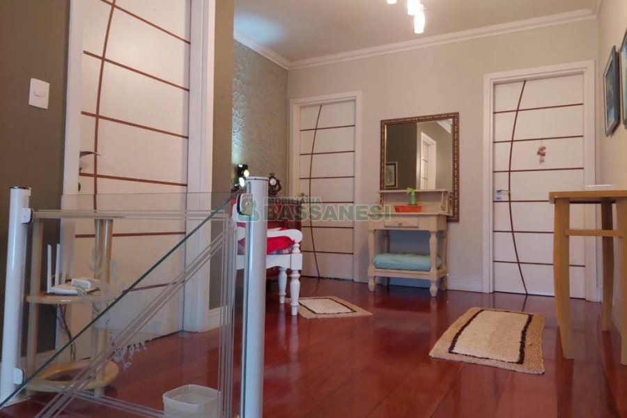 Casa com 477m², 4 dormitórios, 5 vagas, no bairro Madureira em Caxias do Sul para Comprar