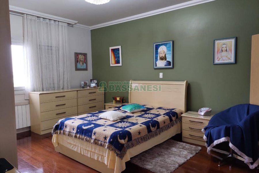 Casa com 477m², 4 dormitórios, 5 vagas, no bairro Madureira em Caxias do Sul para Comprar