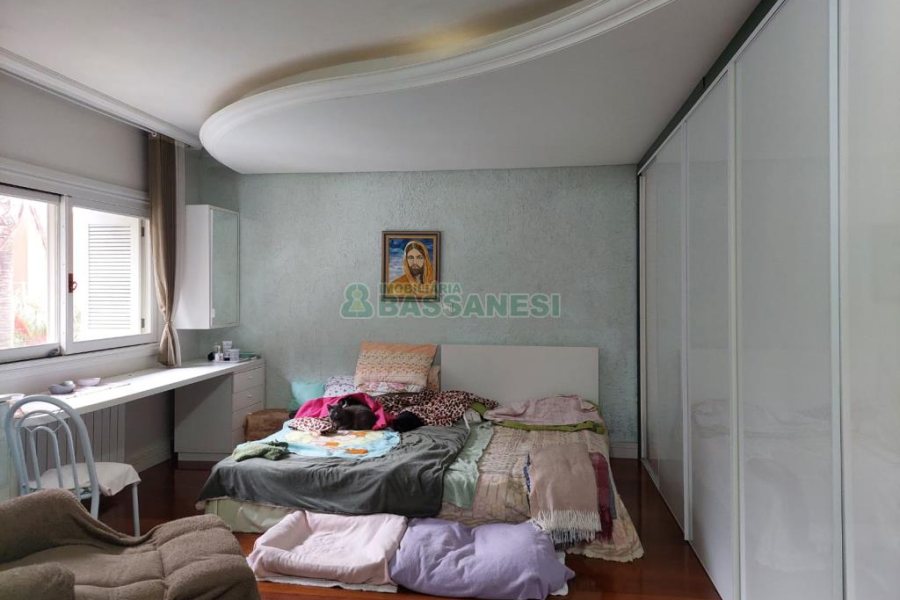 Casa com 477m², 4 dormitórios, 5 vagas, no bairro Madureira em Caxias do Sul para Comprar