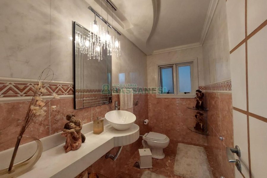 Casa com 477m², 4 dormitórios, 5 vagas, no bairro Madureira em Caxias do Sul para Comprar