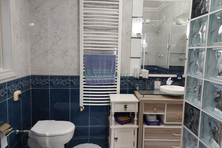 Casa com 477m², 4 dormitórios, 5 vagas, no bairro Madureira em Caxias do Sul para Comprar