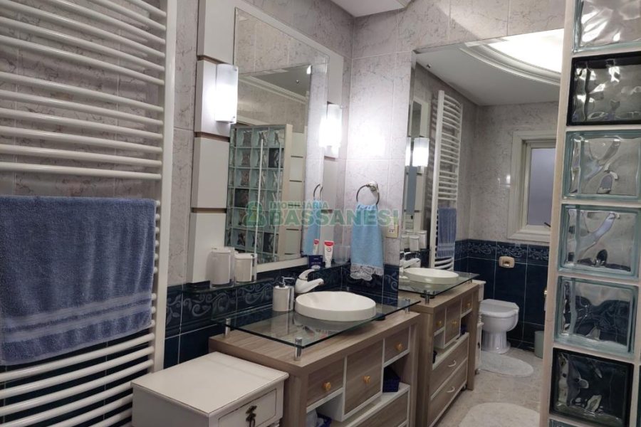 Casa com 477m², 4 dormitórios, 5 vagas, no bairro Madureira em Caxias do Sul para Comprar