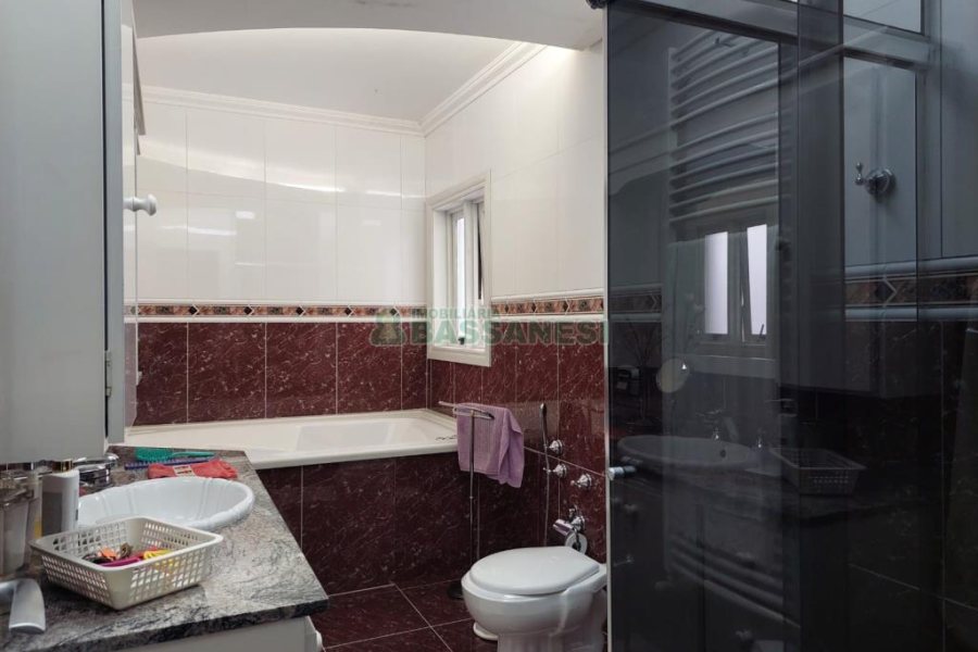 Casa com 477m², 4 dormitórios, 5 vagas, no bairro Madureira em Caxias do Sul para Comprar