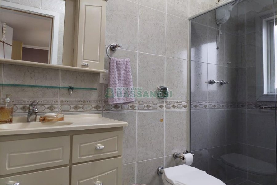 Casa com 477m², 4 dormitórios, 5 vagas, no bairro Madureira em Caxias do Sul para Comprar