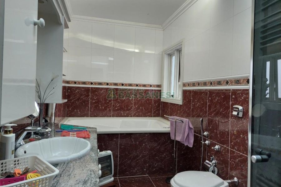 Casa com 477m², 4 dormitórios, 5 vagas, no bairro Madureira em Caxias do Sul para Comprar