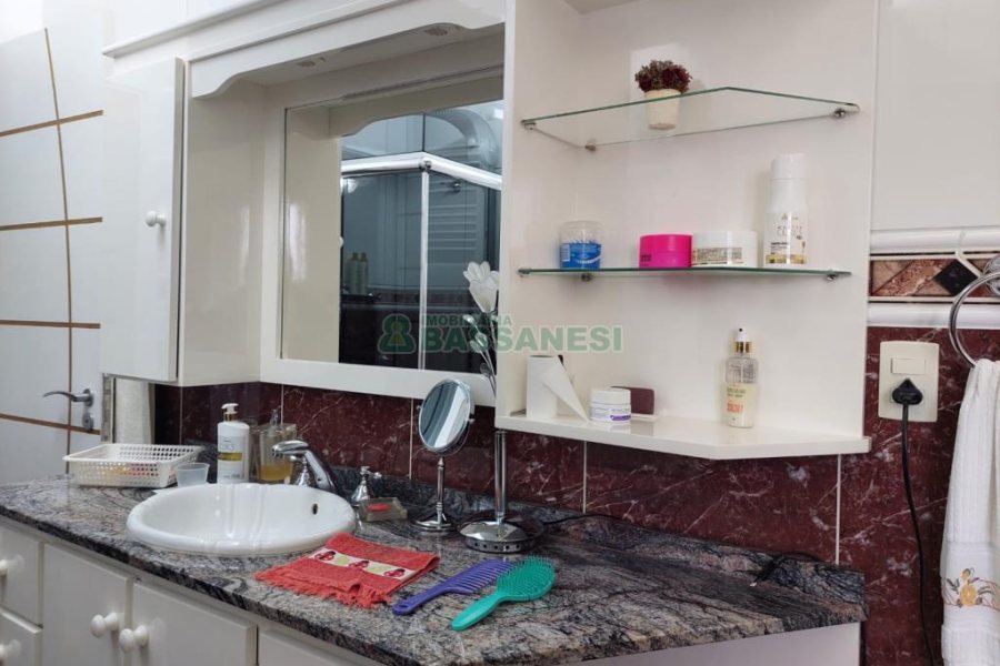 Casa com 477m², 4 dormitórios, 5 vagas, no bairro Madureira em Caxias do Sul para Comprar