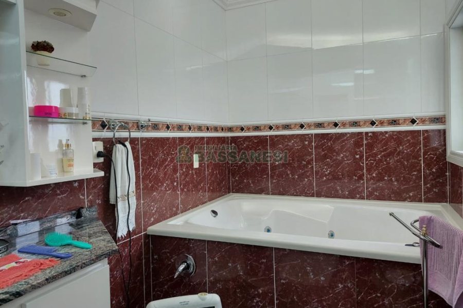 Casa com 477m², 4 dormitórios, 5 vagas, no bairro Madureira em Caxias do Sul para Comprar