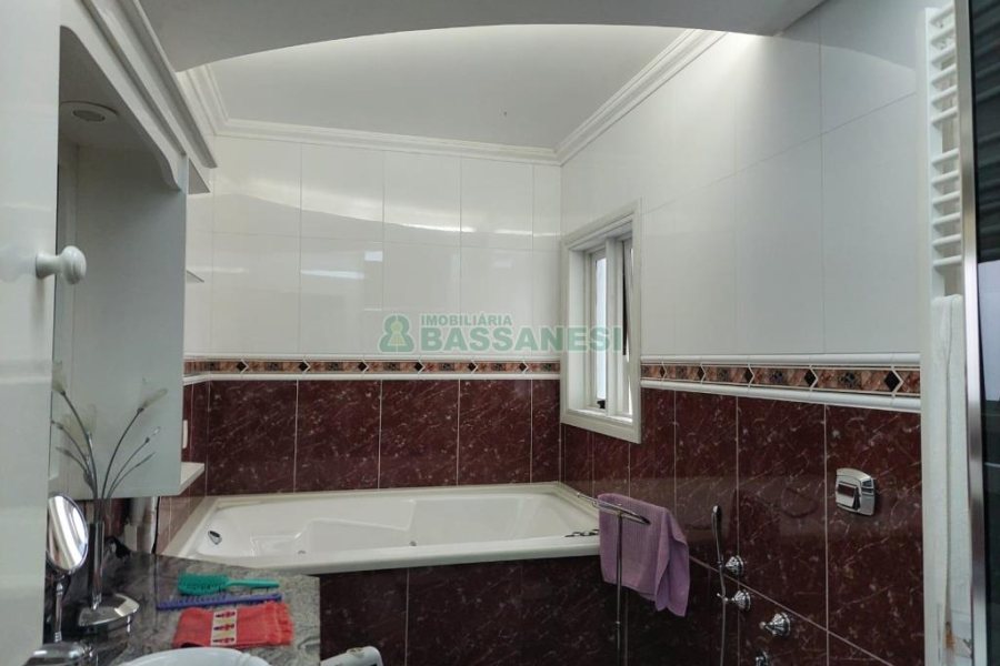 Casa com 477m², 4 dormitórios, 5 vagas, no bairro Madureira em Caxias do Sul para Comprar