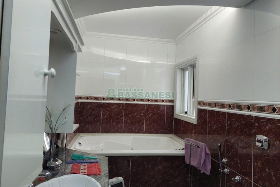 Casa com 477m², 4 dormitórios, 5 vagas, no bairro Madureira em Caxias do Sul para Comprar