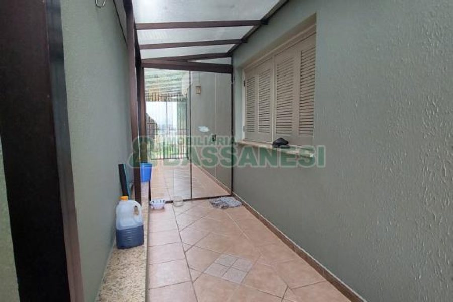 Casa com 477m², 4 dormitórios, 5 vagas, no bairro Madureira em Caxias do Sul para Comprar
