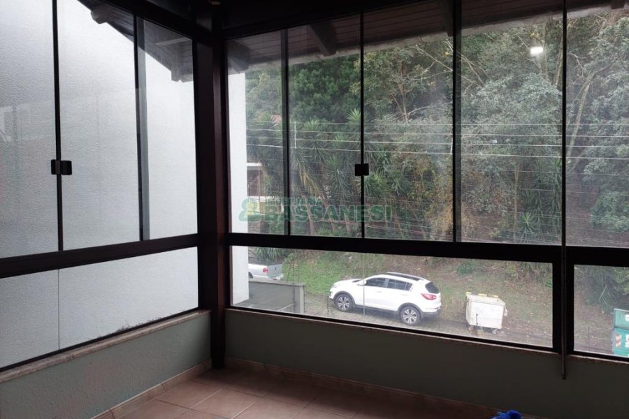 Casa com 477m², 4 dormitórios, 5 vagas, no bairro Madureira em Caxias do Sul para Comprar