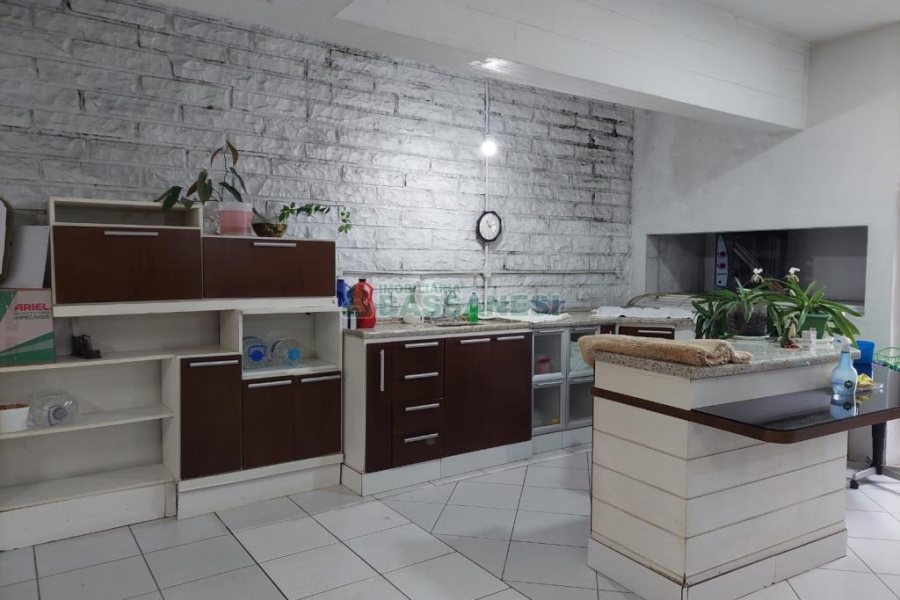 Casa com 477m², 4 dormitórios, 5 vagas, no bairro Madureira em Caxias do Sul para Comprar