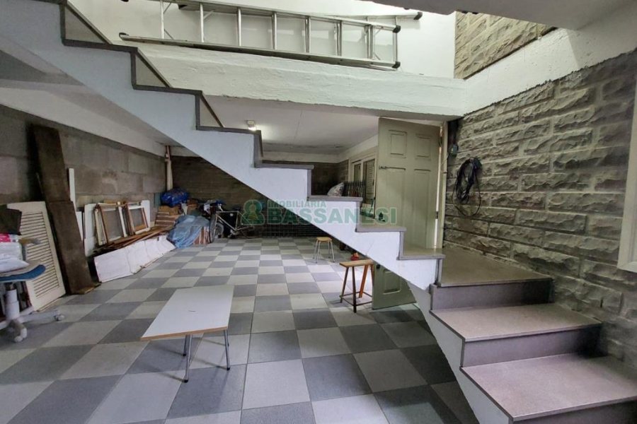 Casa com 477m², 4 dormitórios, 5 vagas, no bairro Madureira em Caxias do Sul para Comprar