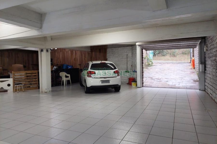 Casa com 477m², 4 dormitórios, 5 vagas, no bairro Madureira em Caxias do Sul para Comprar