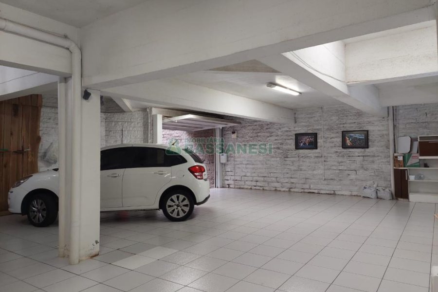 Casa com 477m², 4 dormitórios, 5 vagas, no bairro Madureira em Caxias do Sul para Comprar