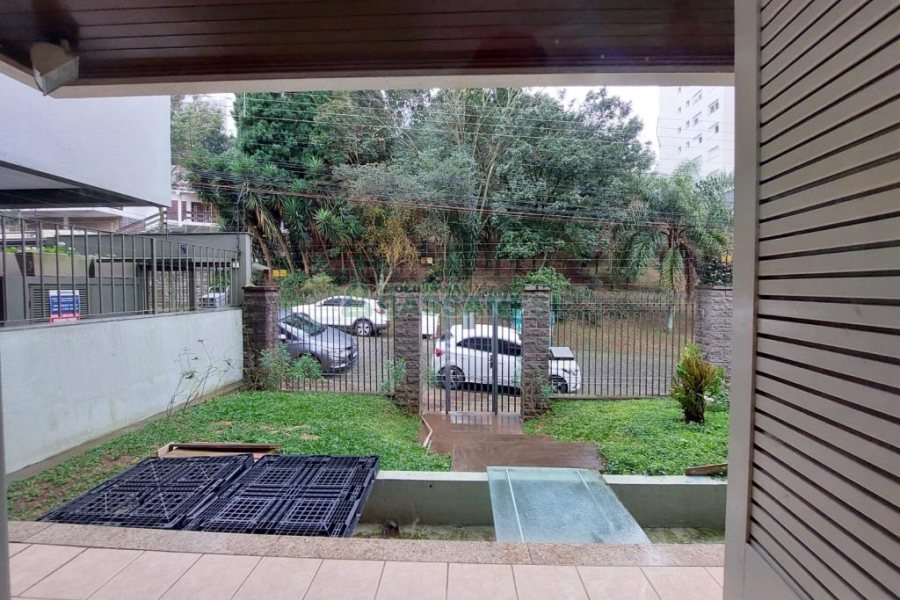 Casa com 477m², 4 dormitórios, 5 vagas, no bairro Madureira em Caxias do Sul para Comprar