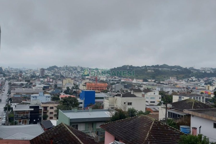 Casa com 477m², 4 dormitórios, 5 vagas, no bairro Madureira em Caxias do Sul para Comprar