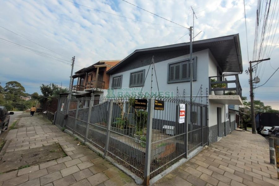Casa com 200m², 3 dormitórios, 2 vagas, no bairro Cinqüentenário em Caxias do Sul para Comprar