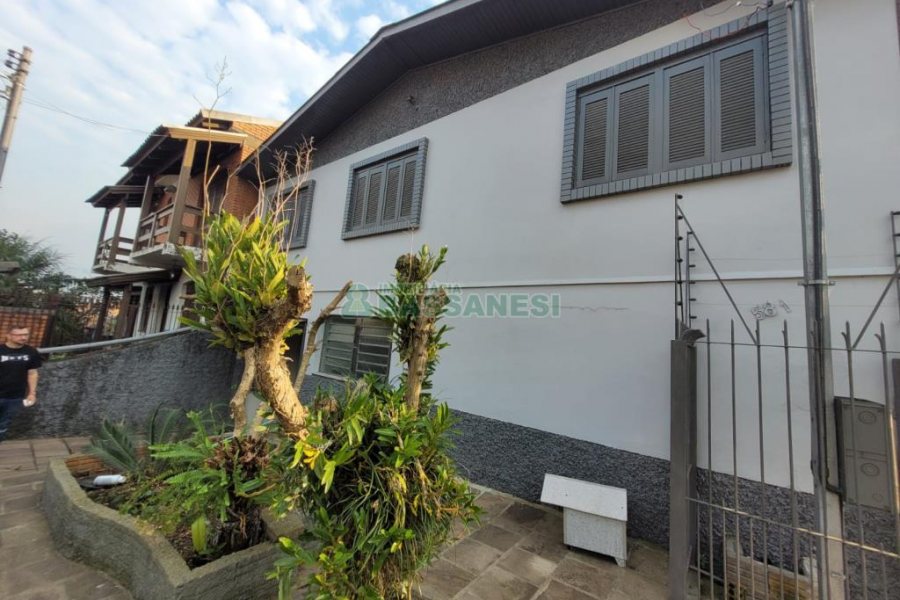 Casa com 200m², 3 dormitórios, 2 vagas, no bairro Cinqüentenário em Caxias do Sul para Comprar