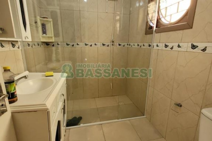 Casa com 200m², 3 dormitórios, 2 vagas, no bairro Cinqüentenário em Caxias do Sul para Comprar