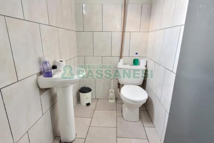 Casa com 200m², 3 dormitórios, 2 vagas, no bairro Cinqüentenário em Caxias do Sul para Comprar