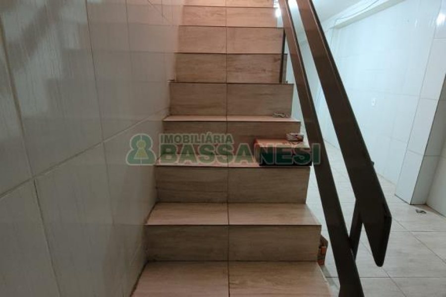 Casa com 200m², 3 dormitórios, 2 vagas, no bairro Cinqüentenário em Caxias do Sul para Comprar