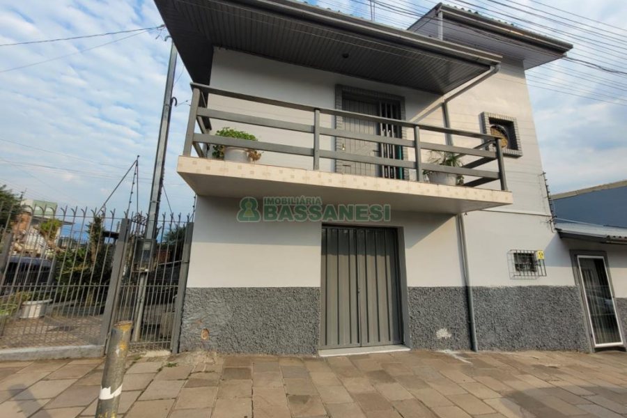 Casa com 200m², 3 dormitórios, 2 vagas, no bairro Cinqüentenário em Caxias do Sul para Comprar